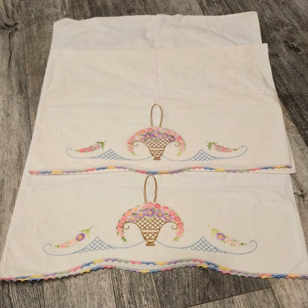 Vintage Embroidered Floral Basket Pillowcases Crochet Edge Purple pink Daisies - Picture 2 of 16